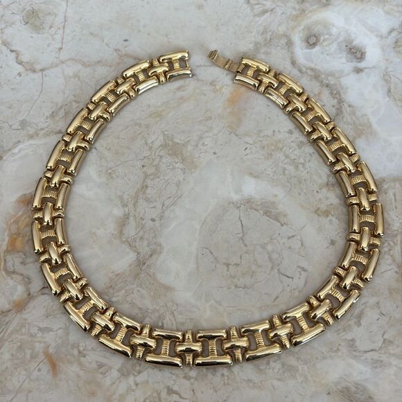 18” Gold Tone H Link Choker Necklace - Picture 7 of 8